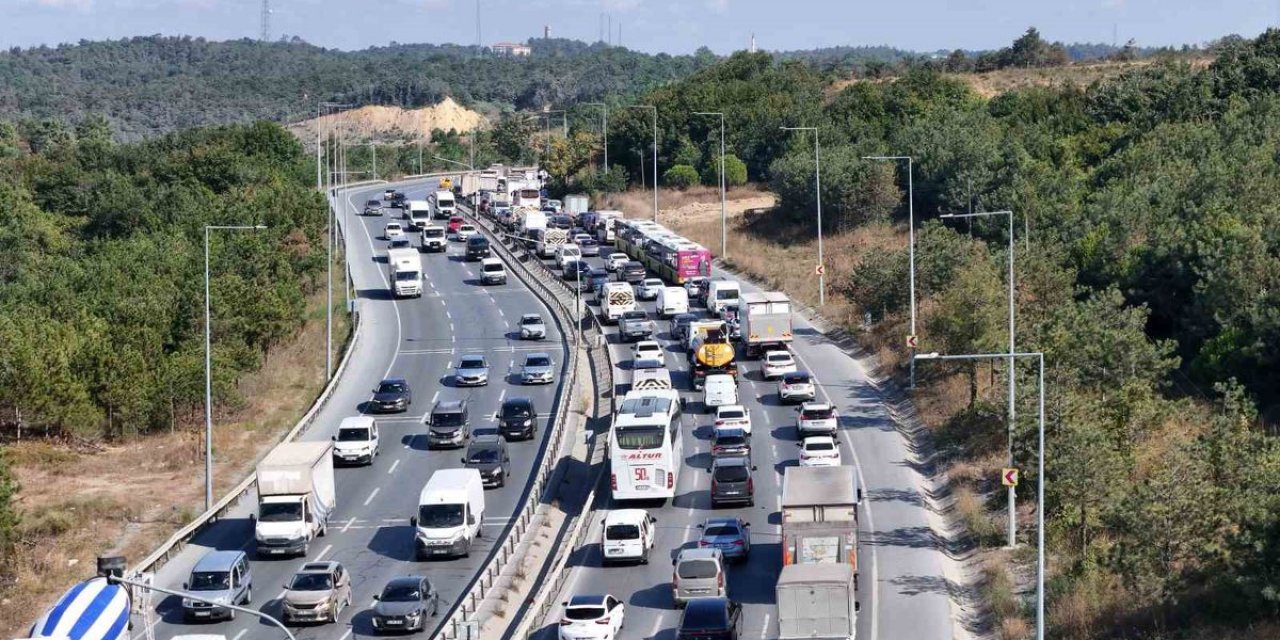 Arnavutköy’de Yol Çalışması Trafiği Kilitledi: Kilometrelerce Araç Kuyruğu Oluştu
