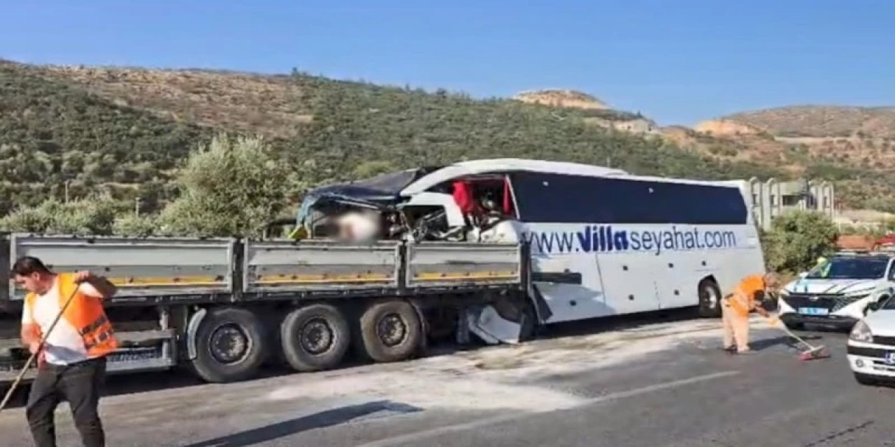 Muğla'da Yolcu Otobüsü Tıra Arkadan Çarptı: 2 Ölü, 18 Yaralı