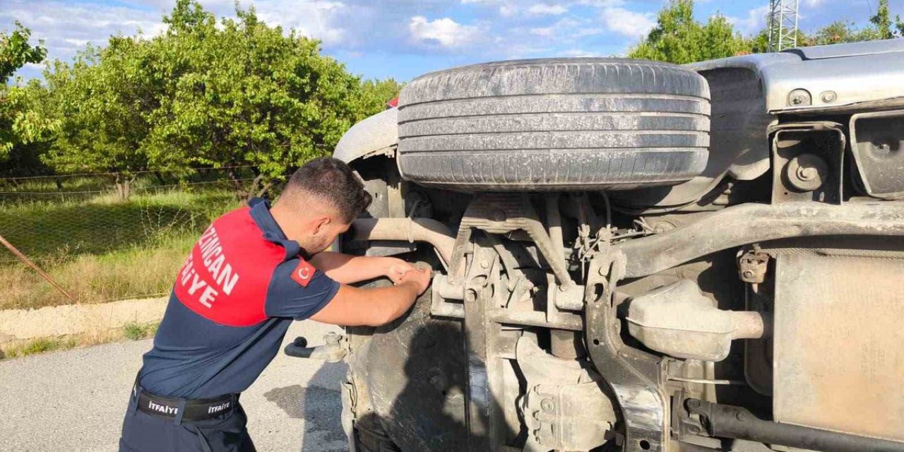 Erzincan'da Kaza: Otomobil Aydınlatma Direğine Çarptı