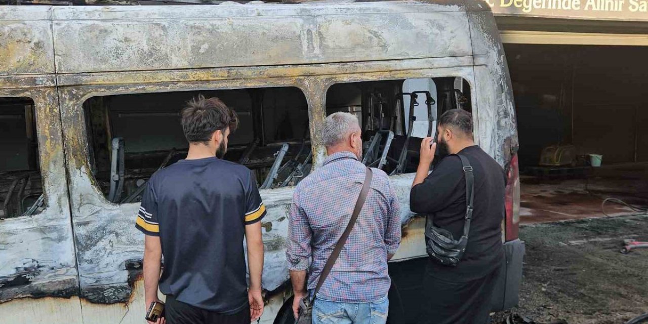 Minibüs Yangını Kundaklama Şüphesi: Sanayi Sitesinde Büyük Hasar