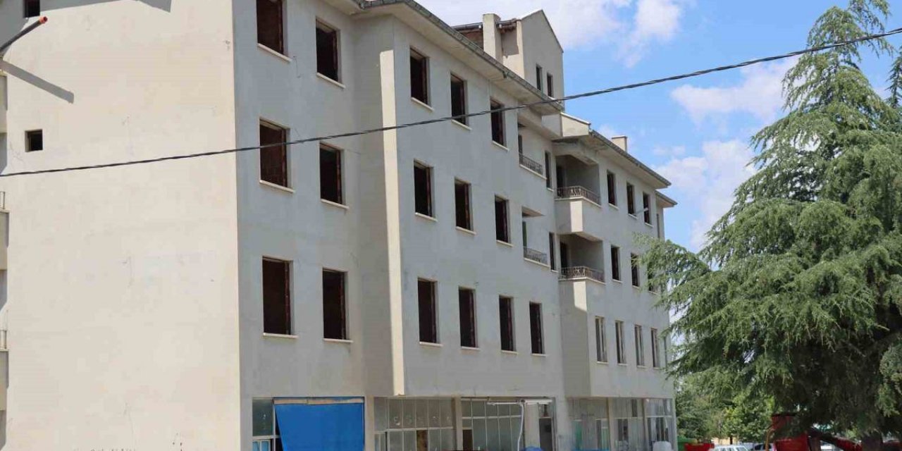 Terk Edilen Günyüzü’ndeki Eski Belediye Binası Çocuklar İçin Adeta Tuzak