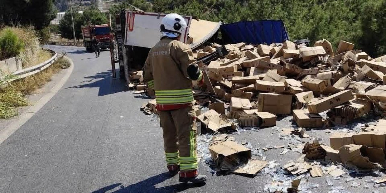 Belen'de Tır Devrildi, Sürücü Yaralandı