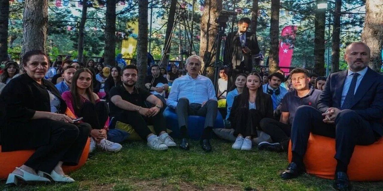 Bakan Uraloğlu Stajyer Öğrencilerle Buluştu: "Her Ne İş Yapıyorsak En İyisini Yapmak, Hedefimiz Olmalı"
