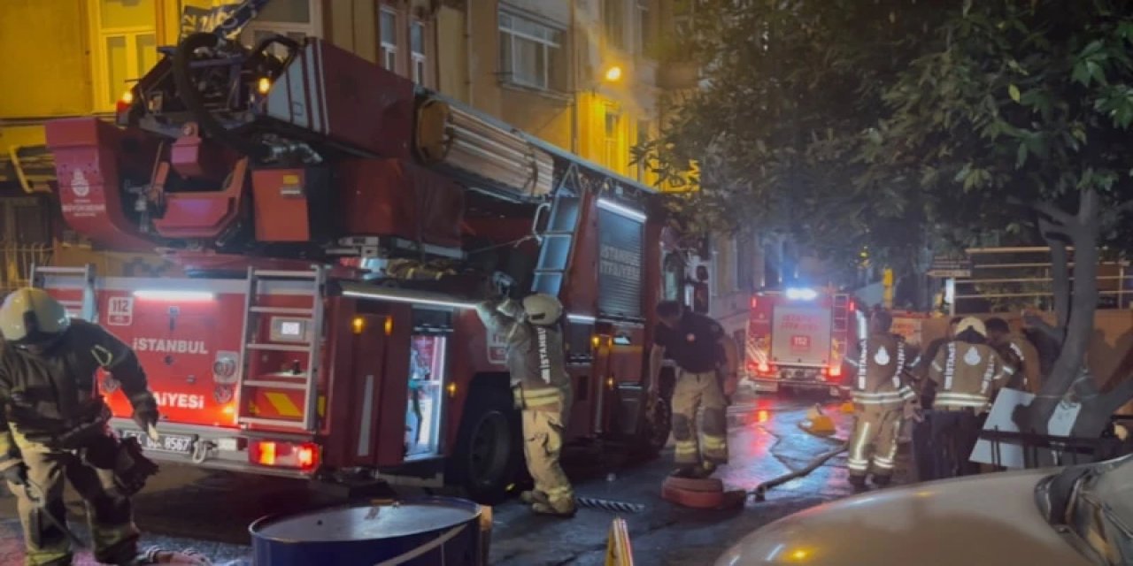 İstanbul'da Maçta Atılan Havai Fişek Eve Düştü, Sergiye Hazırlanan Ressamın 20 Yıllık Tabloları Yandı