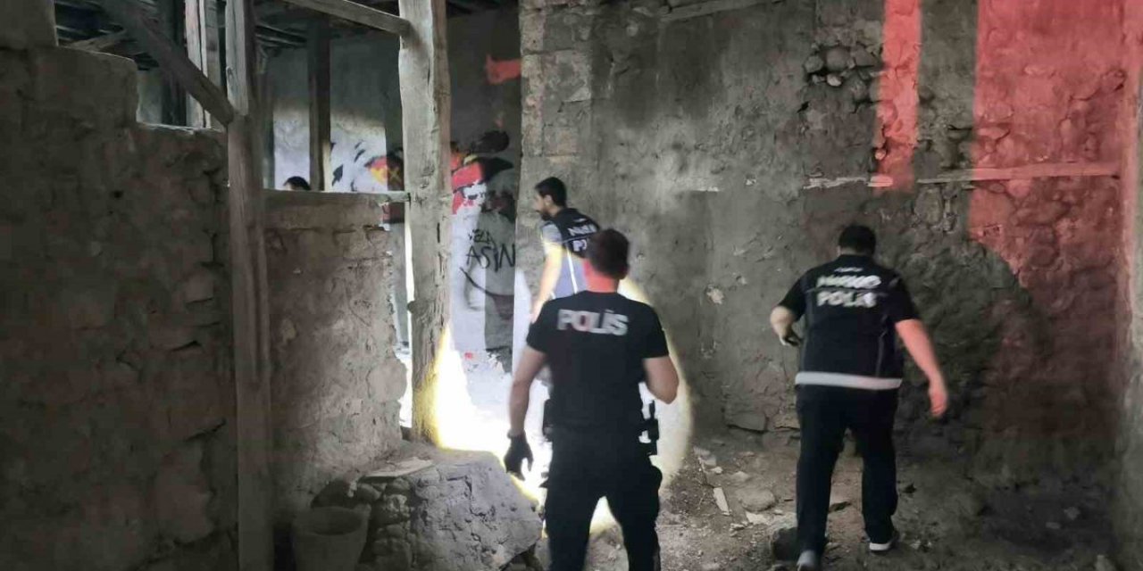 Kozan'da Uyuşturucu Operasyonu: 1 Aranan Yakalandı, 11 Gözaltı