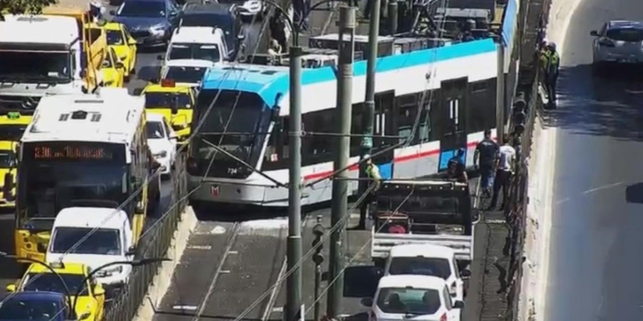 Beyoğlu'nda Tramvay Raydan Çıktı