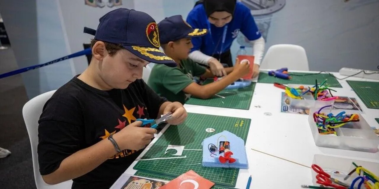 TEKNOFEST Mavİ Vatan'da Çocuklar "Bilim Sokağı Atölyeleri"nde Eğlenerek Öğreniyor