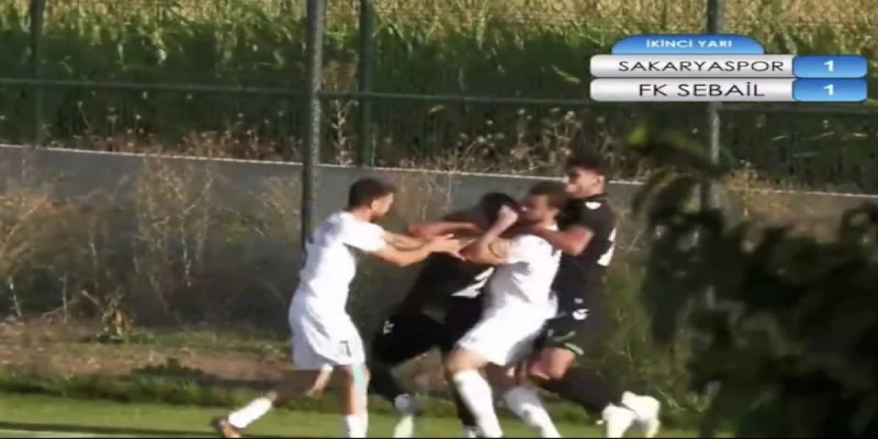 Sakarya'da Tepki Çeken Görüntü: Azeri Futbolcu Hazırlık Maçında Rakibini Boğmaya Çalıştı!