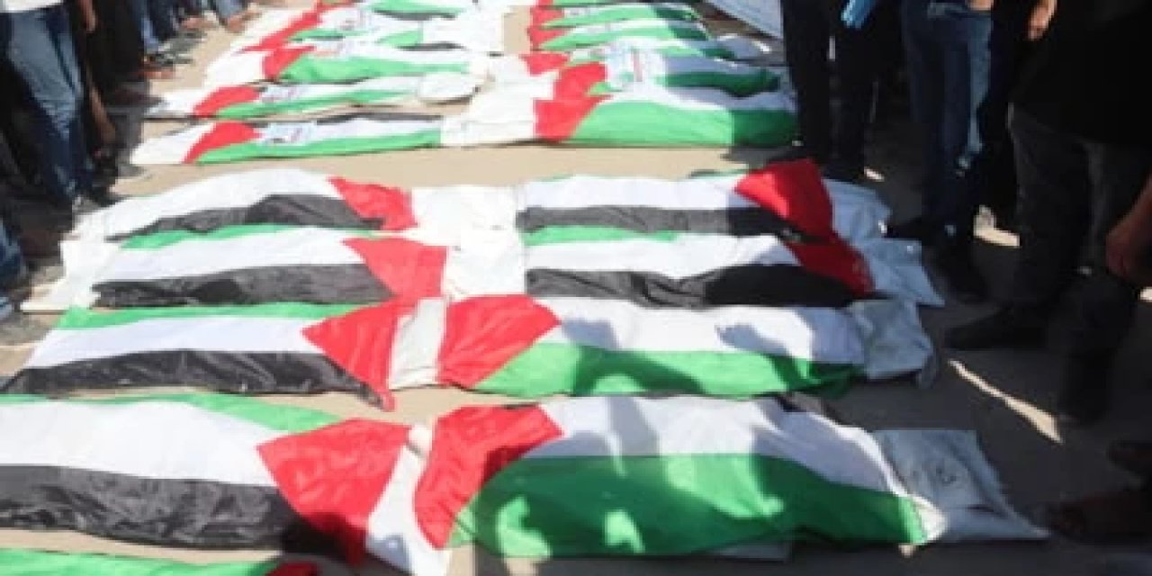 Gazze'de Enkazdan Çıkarılan 50 Filistinli İçin Cenaze Töreni Yapıldı