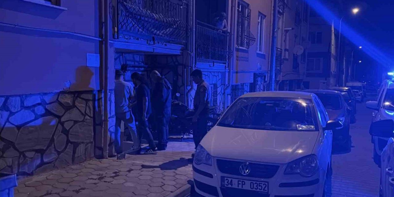 Daire Kapısını Kıran Kasklı 3 Şüpheli Uyuşturucu Dolu 3 Koliyi Kaçırdı