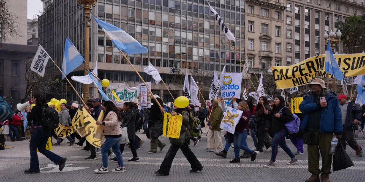 Arjantin'de Binlerce Kişi 30 Binden Fazla Şirketin Kapanmasını Protesto Etti
