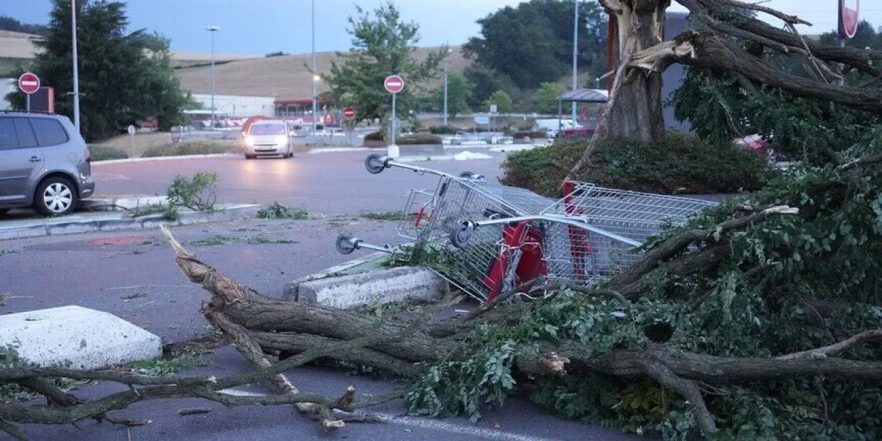 Fransa'nın Güneyinde Etkili Olan Fırtına Hayatı Olumsuz Etkiledi