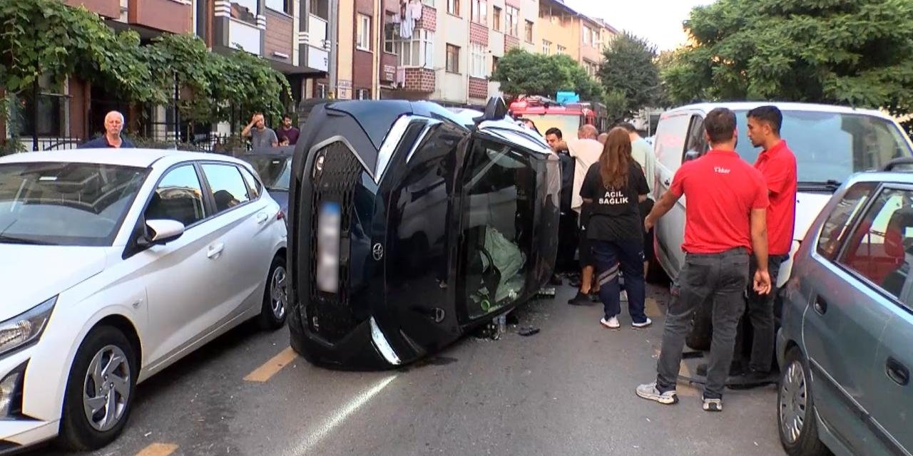 Ümraniye'de Park Halindeki Araçlara Çarpan Otomobil Devrildi