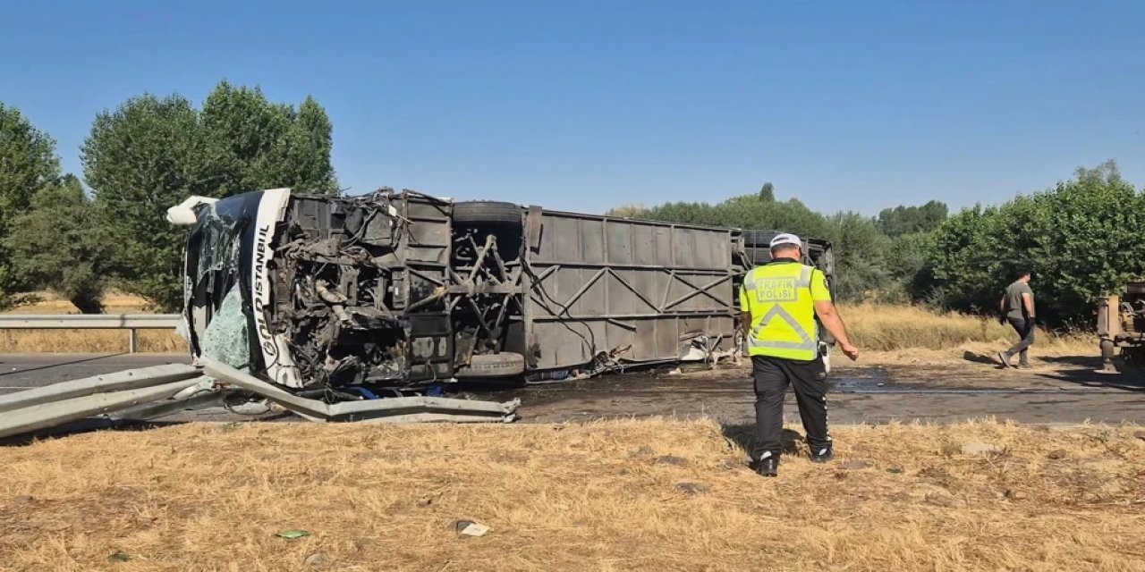 Antalya Yolunda Korkutan Kaza! Yolcu Otobüsü Refüje Çarparak Devrildi