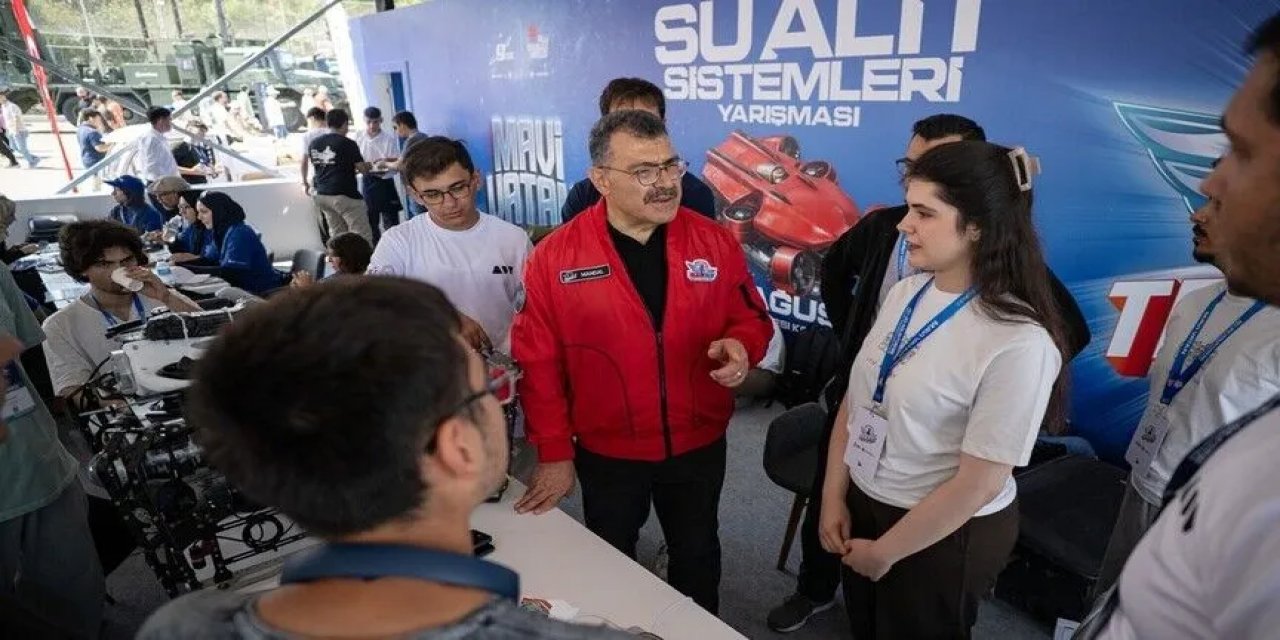 İTÜ Rektörü Mandal, TEKNOFEST Mavi Vatan'da Teknoloji Yarışmaları Alanını Ziyaret Etti