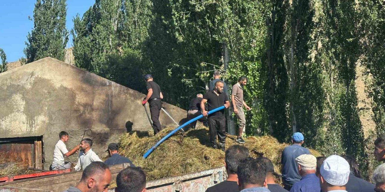 Sarıkamış'ta Yangın: 800 Balya Ot Yandı