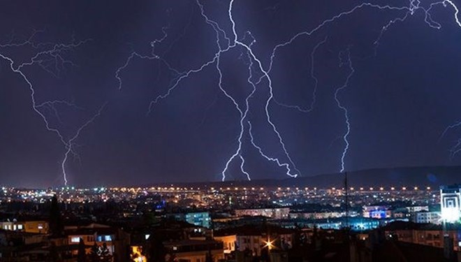 Hakkari'de yıldırım düşmesi sonucu 2 asker şehit oldu
