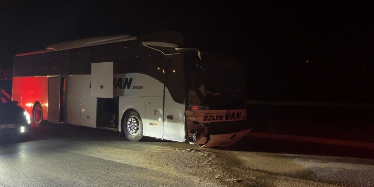 Sivas'ta Otobüs Ve Otomobil Çarpıştı