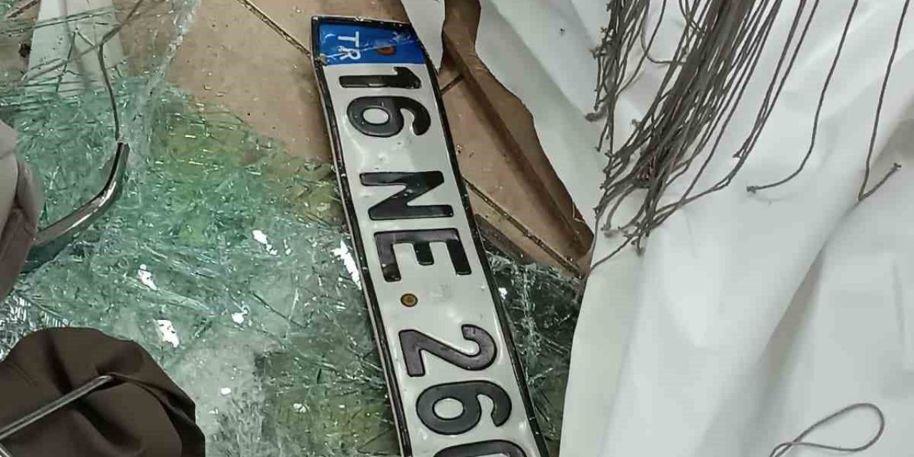 Bursa'da Mağazaya Araç Girdi!