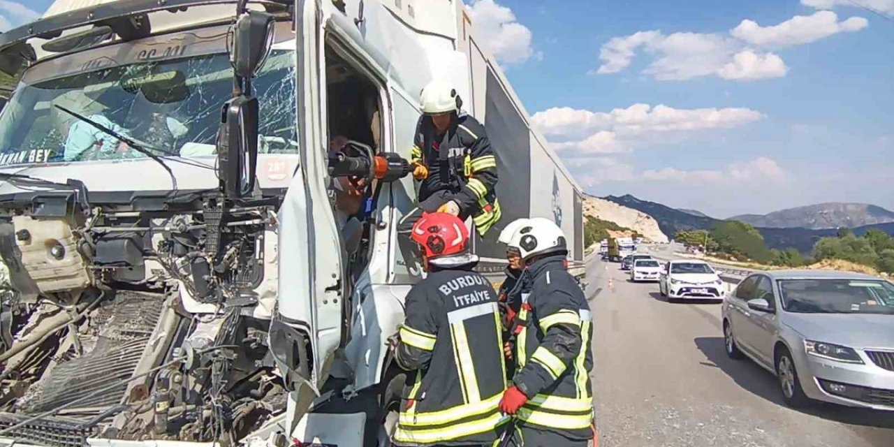 Burdur'da Tır Çarpışması: 1 Yaralı