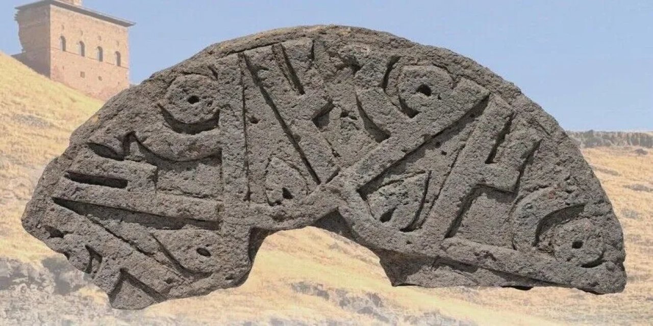 Ani Ören Yeri'nde "Hz. Muhammed" İsminin Yer Aldığı Selçuklu Taşı Bulundu