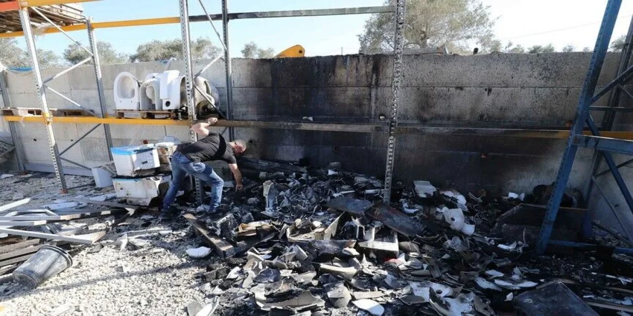 İsrailliler, İşgal Altındaki Batı Şeria'da Filistinlilere Ait Fabrikayı Kundakladı