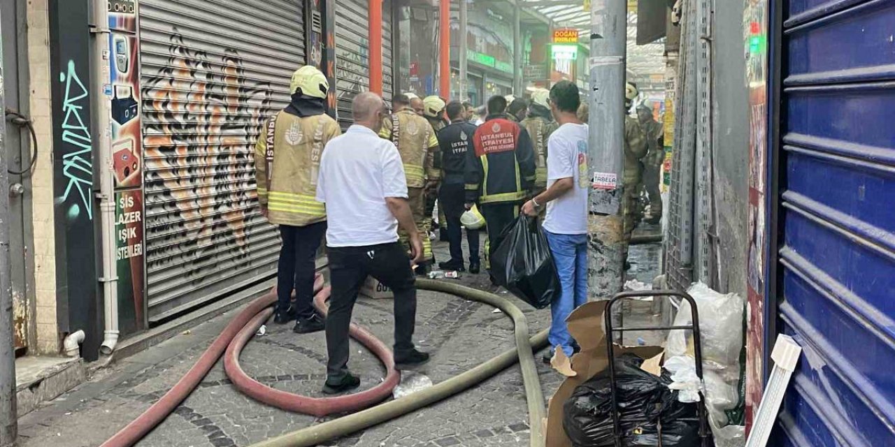 Eminönü'nde Yangın: 2 İtfaiye Erine Yardım