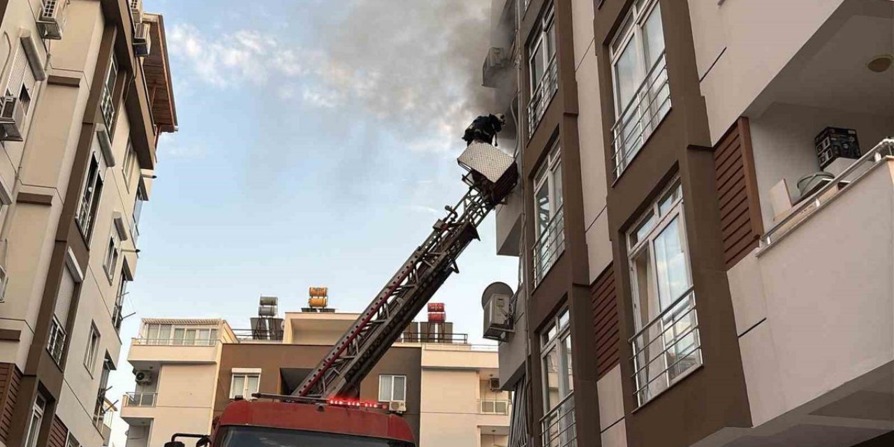 Antalya'da Apartmanda Yangın Çıktı