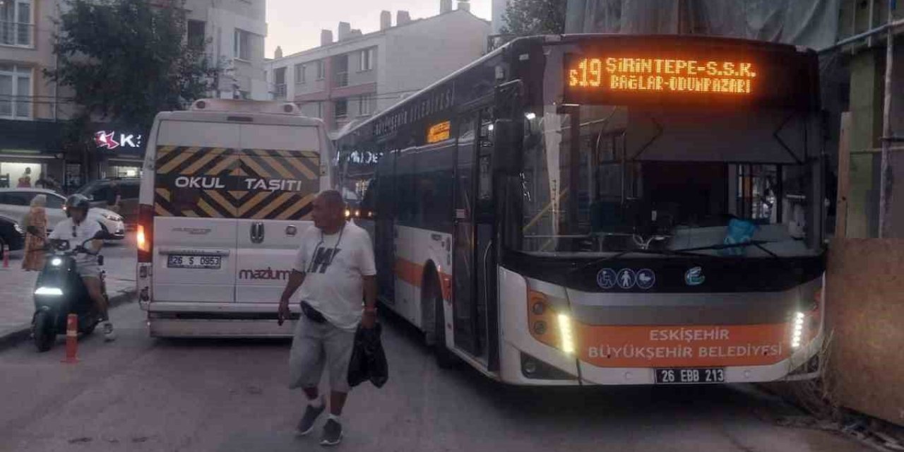 Hatalı Park Edilen Servis Aracı Trafiğin Tıkanmasına Sebep Oldu