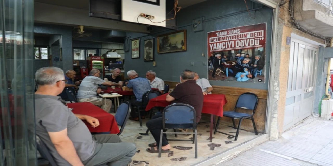 Elazığ'daki Kahvehanede Masa Yancıları Ayrı Masada Oturuyor