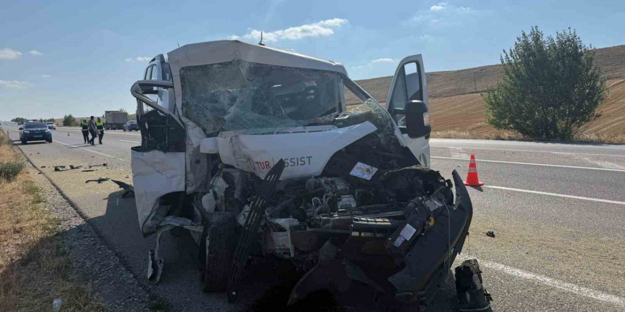 Çorum'da Traktöre Çekici Çarptı: 1 Yaralı