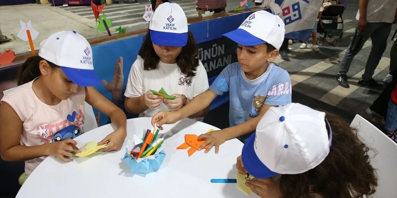 Kahramanmaraş'taki Ağustos Fuarı'nda Çocuklar Origami Yapmayı Öğreniyor