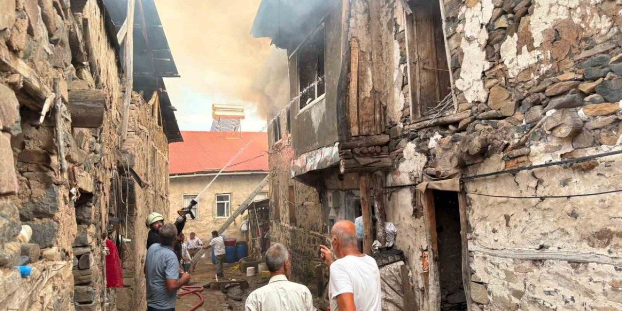 Kemaliye Kışlacık Köyünde Yangın: 8 Ev Zarar Gördü