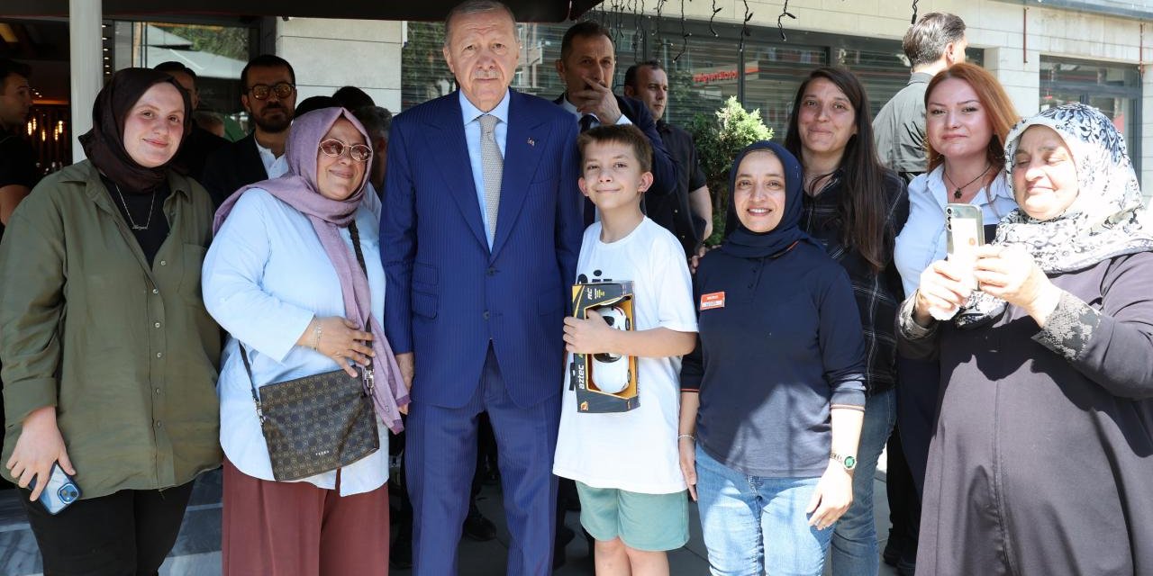 Cumhurbaşkanı Erdoğan, İstanbul'da Esnafı Ziyaret Etti