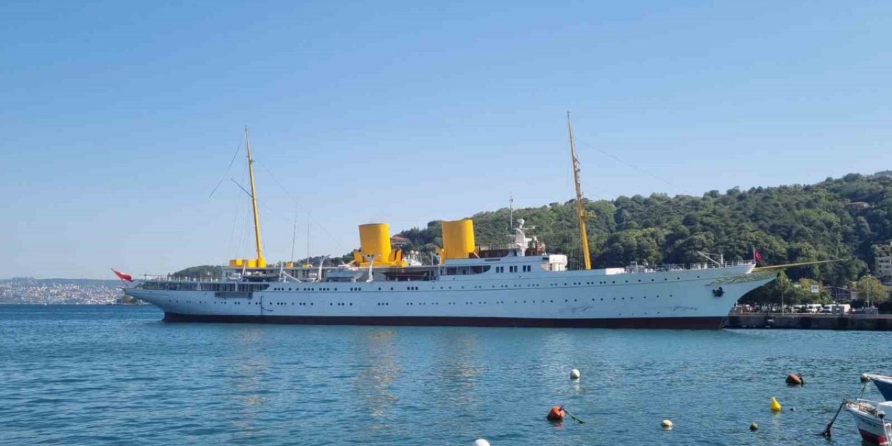 TCG Savarona İstanbul Boğazı'ndan Geçti