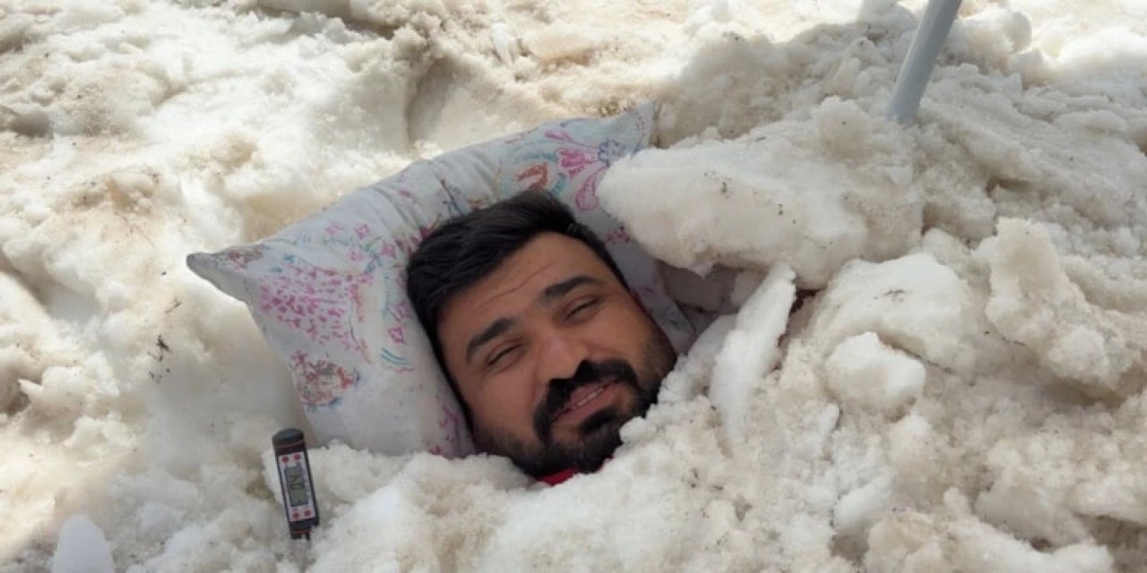 Erzincan'da Sıcaktan Kaçıp Karın İçine Girdi
