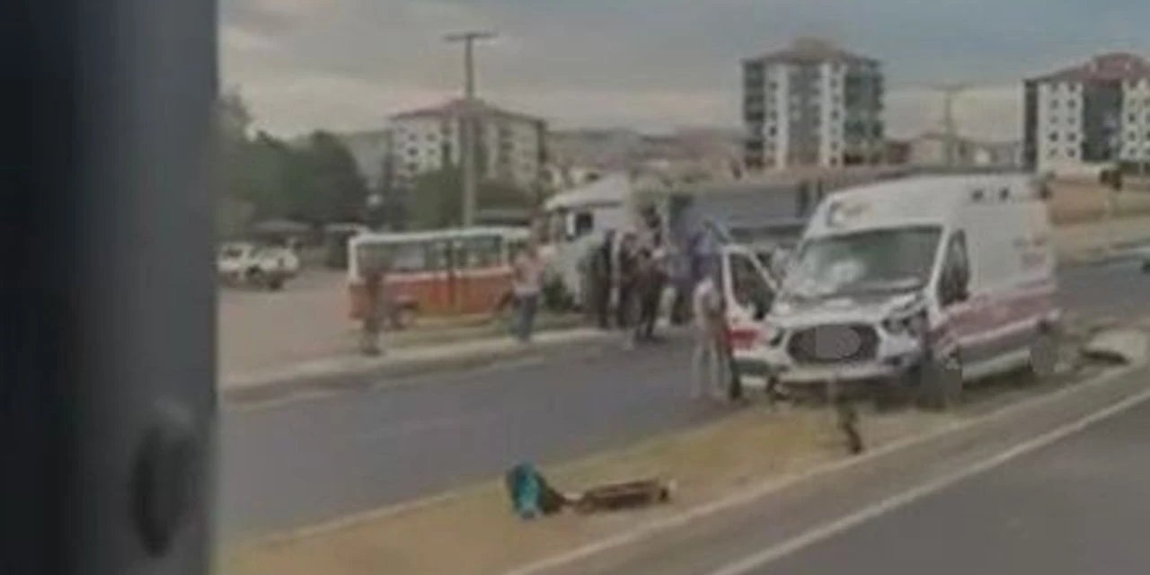 Polatlı'da Ambulans Ve Otomobil Çarpıştı: 5 Yaralı