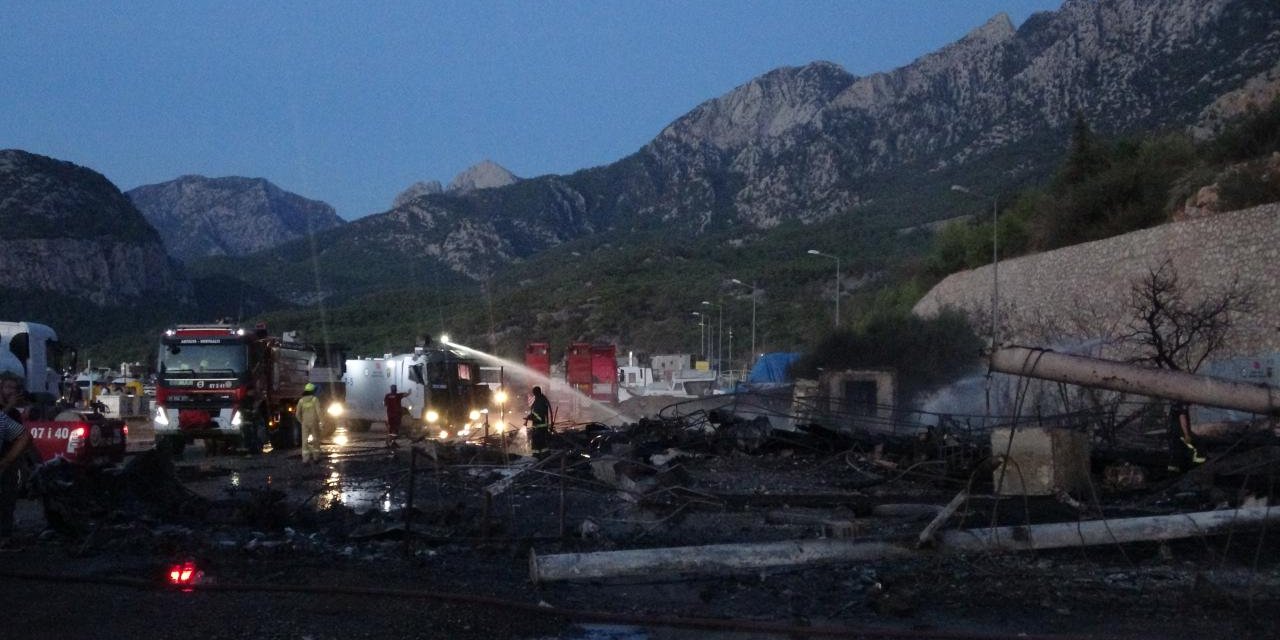 Antalya'da Balıkçı Barınağına Sıçrayan Yangında 20'den Fazla Tekne Zarar Gördü