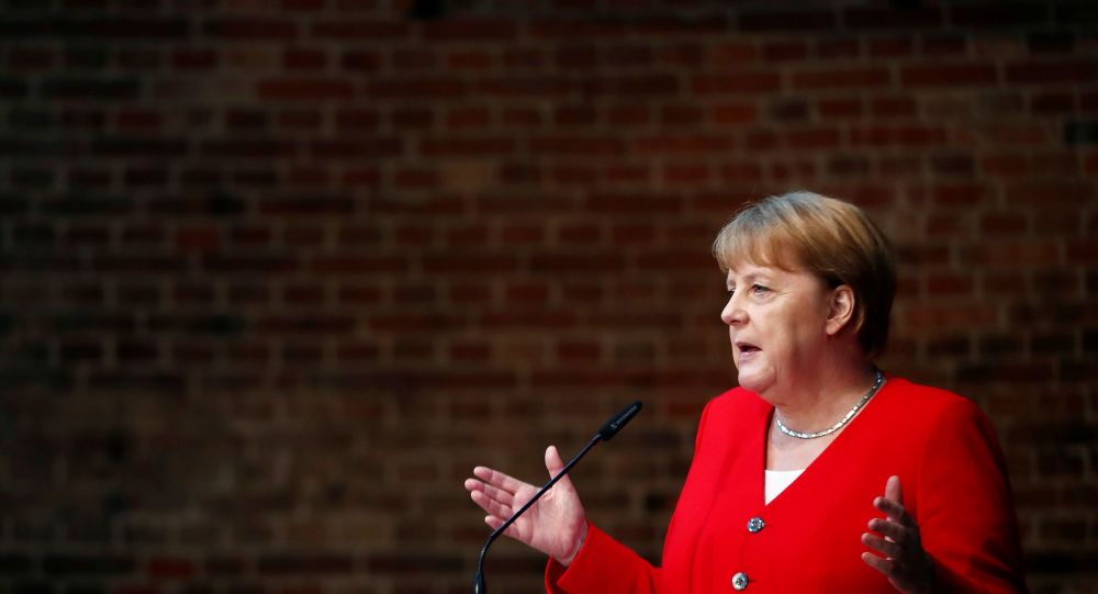 Merkel, kürsüye çıktığı esnada sendeleyerek yere düştü