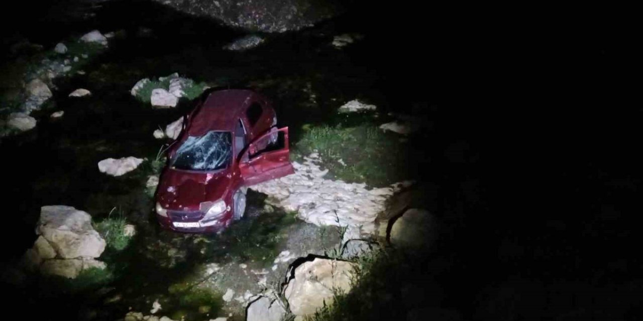 Köprüden Çaya Uçan Otomobilde 4 Yaralı