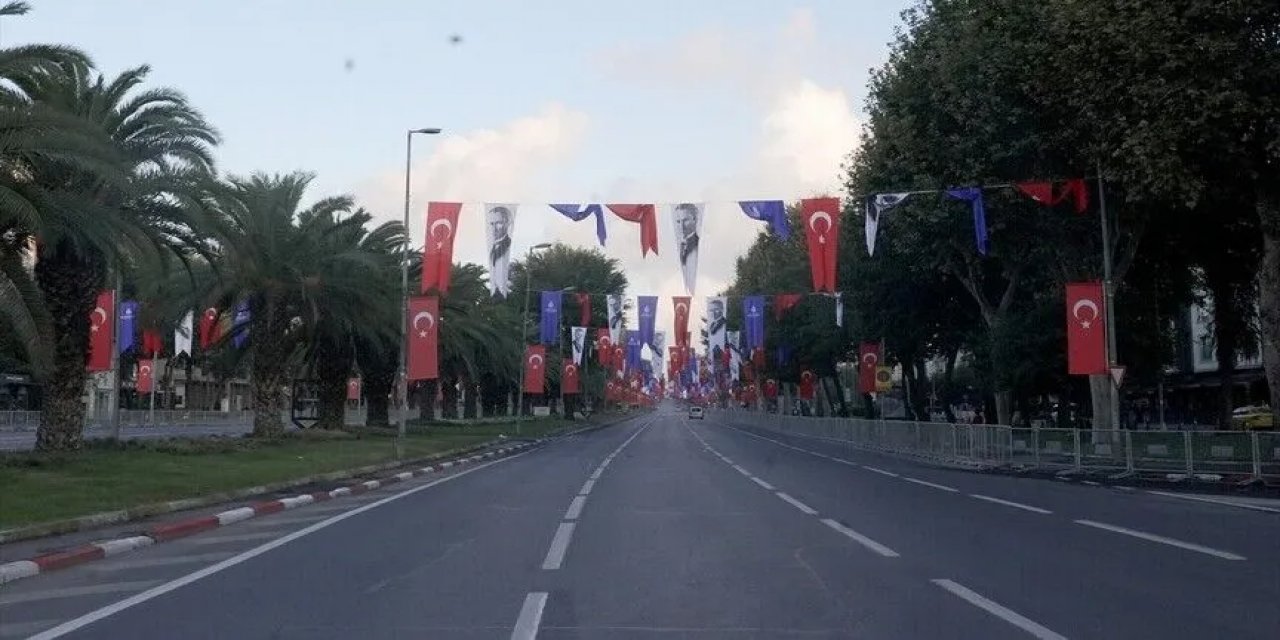 İstanbul'da Zafer Bayramı Kutlamaları Nedeniyle Bazı Yollar Trafiğe Kapatıldı