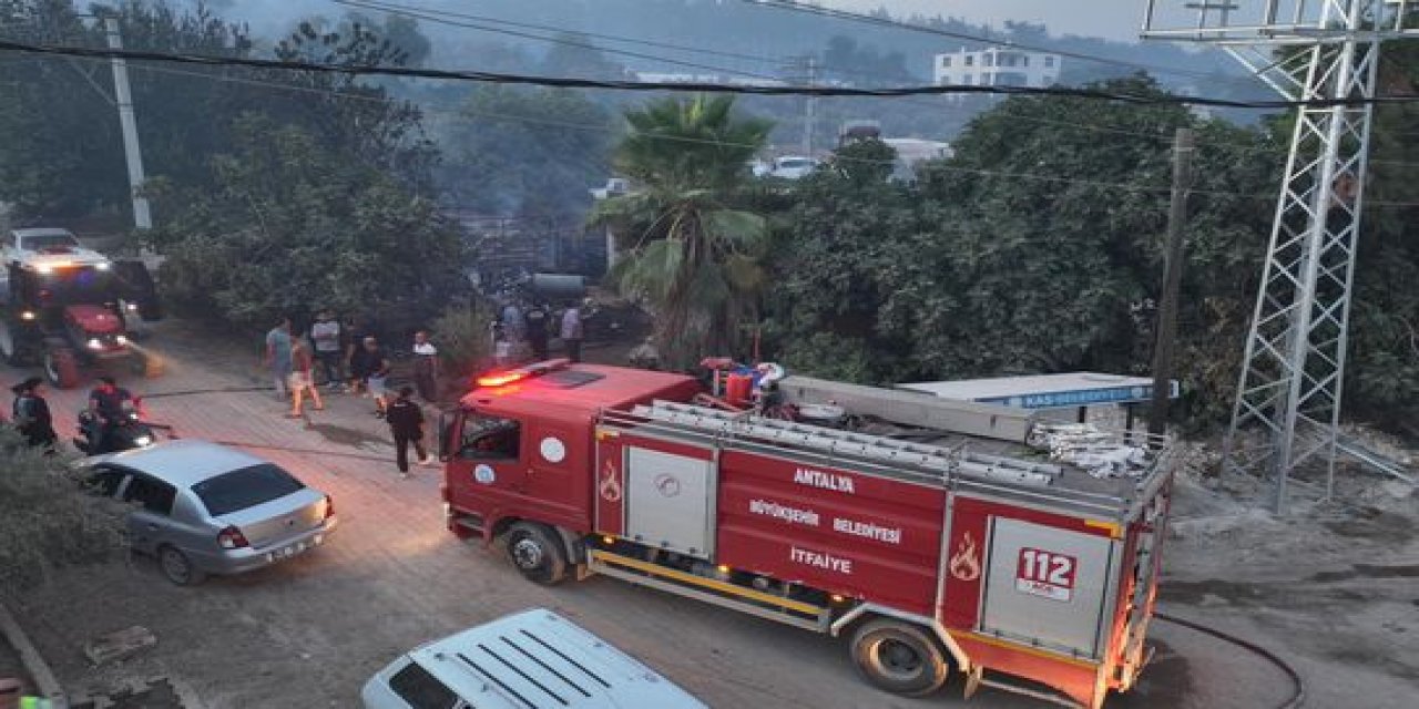 Antalya Büyükşehir Belediyesi Ekiplerinden Orman Yangınına Müdahale