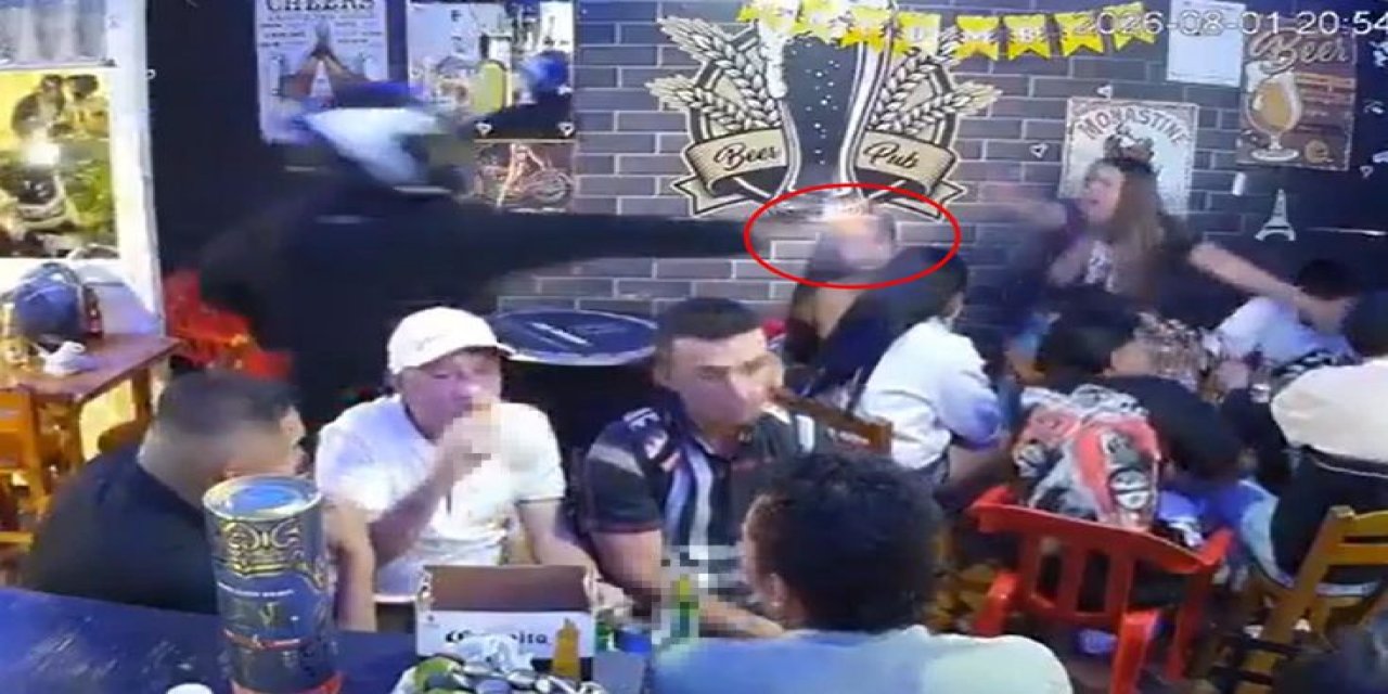 Kafasında Kaskla Bara Girdi! Silahını Çekip Ortalığı Kana Buladı