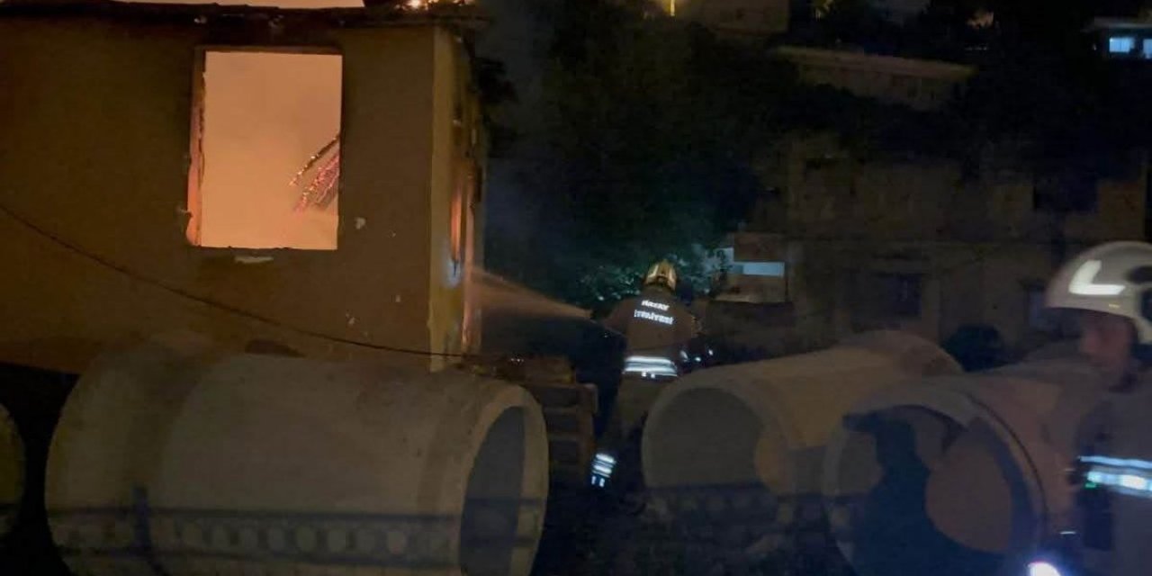 İskenderun'da Metruk Bina Yangını Kontrol Altında