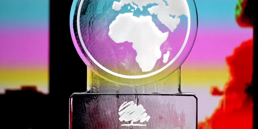 İngiliz Başbakan Televizyon Programında Eriyen Buz Blokuyla Temsil Edildi