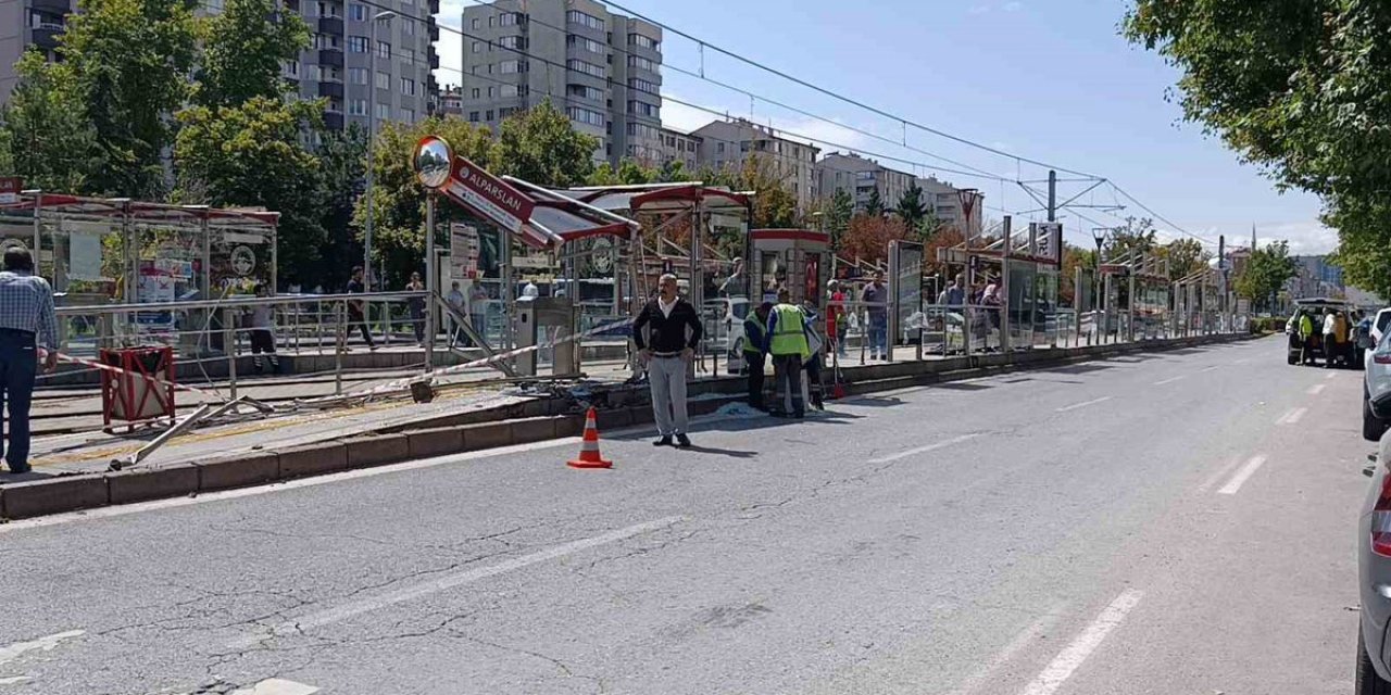 Tramvay Durağına Araç Girdi: 1 Yaralı