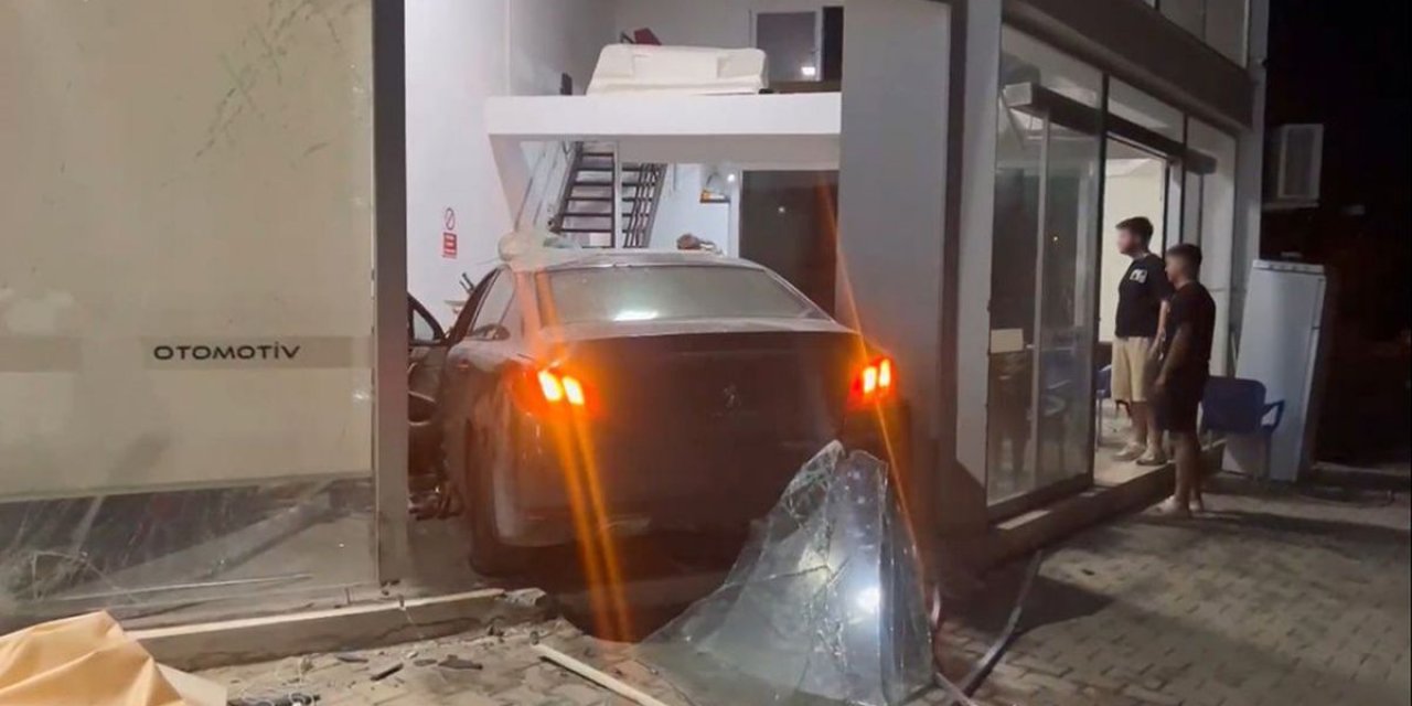 Mersin'de Otomobil Galeriye Girdi