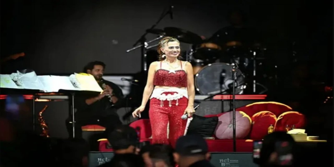Yıldız Tilbe İstiklal Marşı'nı Okudu! 200 Bin Kişi Eşlik Etti