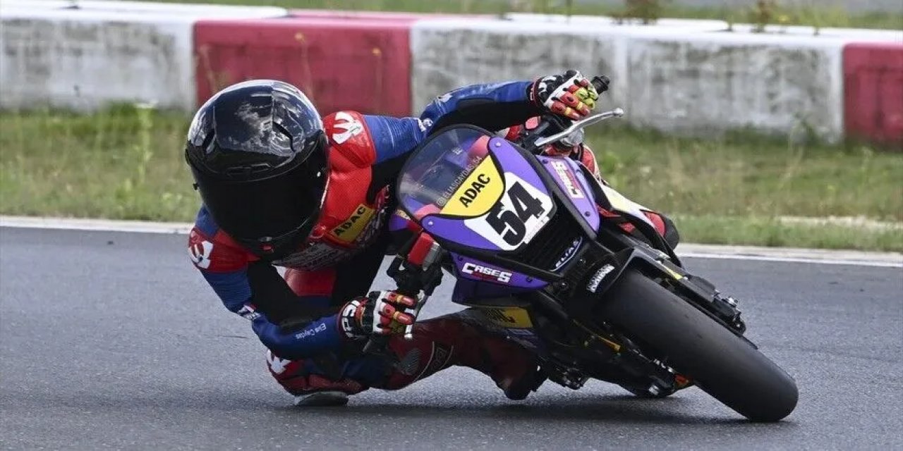 Almanya'da 11 Yaşındaki Motosiklet Şampiyonu Çaydaş, Türk Bayrağıyla Pistlerin Tozunu Attırıyor