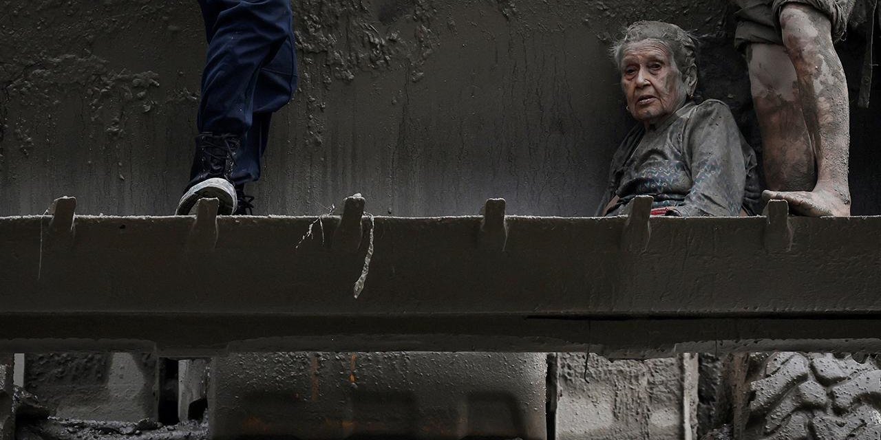 Nepal'deki Selde Hayatını Kaybedenlerin Sayısı 1003'e Yükseldi
